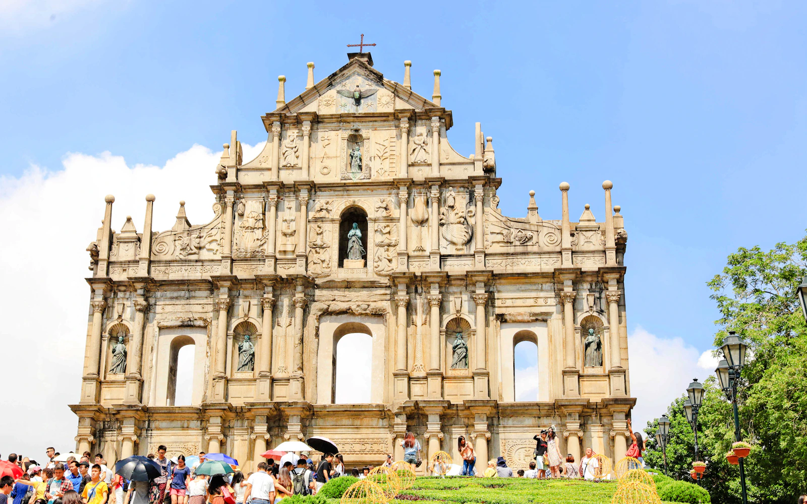 From Hong Kong: Macau Guided Day Trip with Lunch by TurboJet Ferry and HZMB Bus
