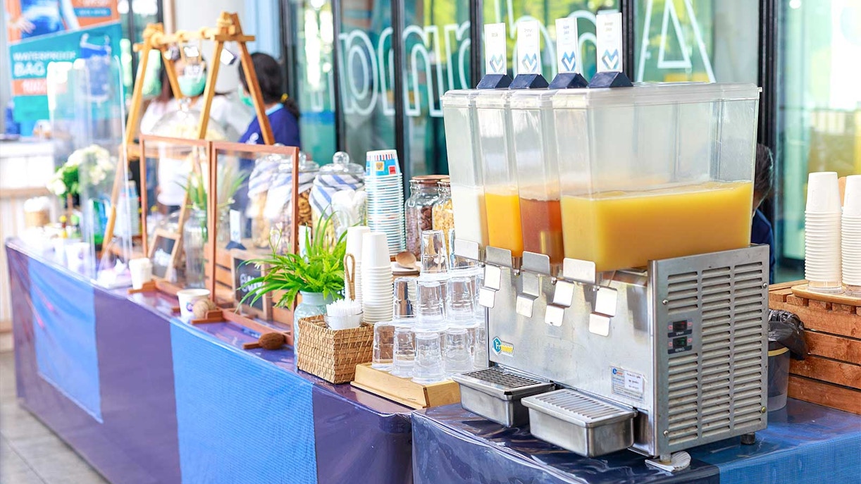 Refreshment station with juice dispensers and cups for Similan Islands tour from Phuket/Khaolak.