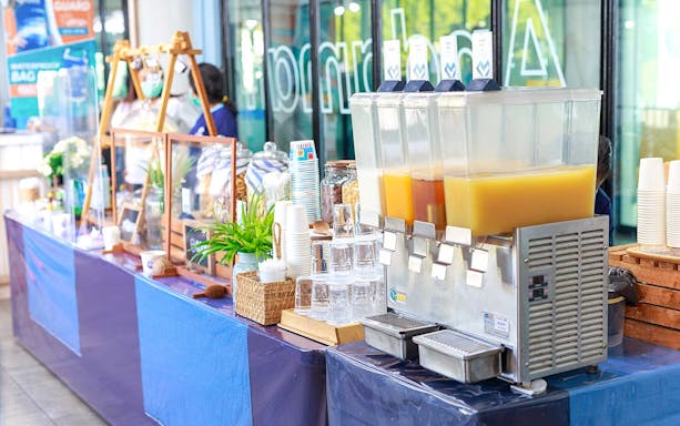 Refreshment station with juice dispensers and cups for Similan Islands tour from Phuket/Khaolak.