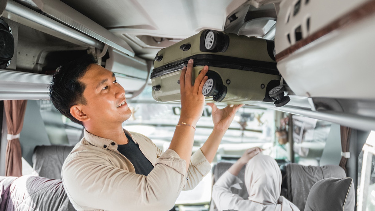 homem em um ônibus - amalfi cost