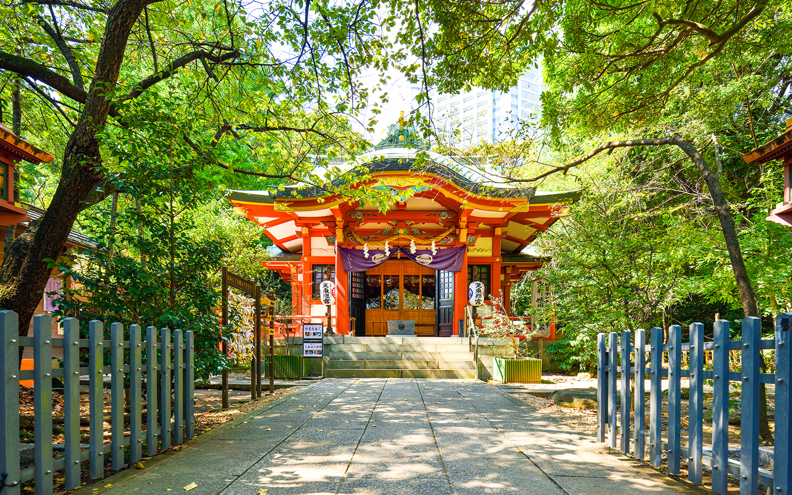 Shiba Toshogu Shrine entrance surrounded by lush greenery in Tokyo, Japan.