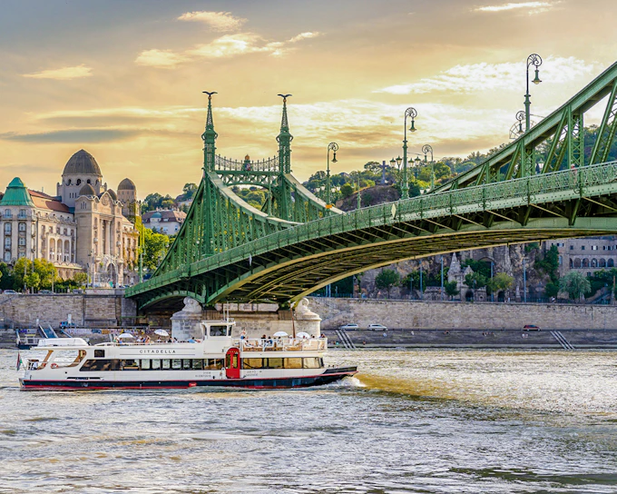 Budapest Premium Sightseeing Cruise with Tokaj Frizzante