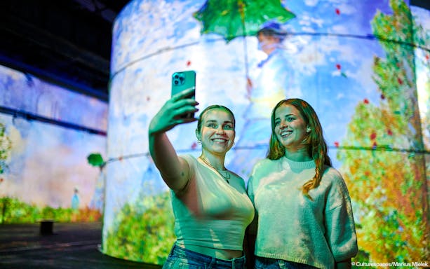 Guests taking a selfie at Phoenix des Lumières exhibition.