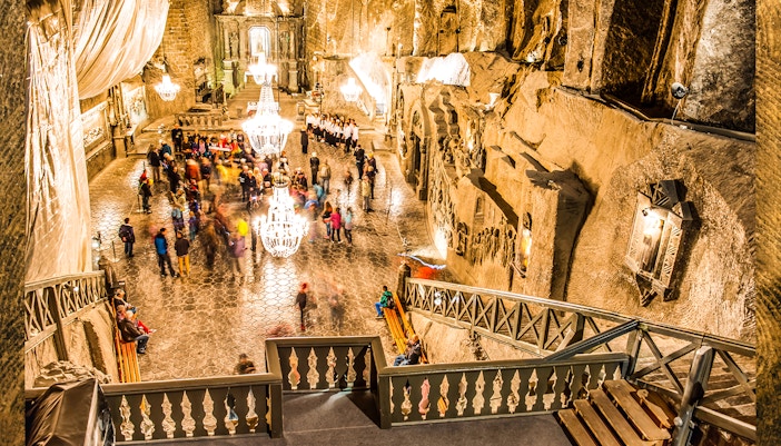 Eine Menschengruppe besichtigt eine Halle im Salzbergwerk Wieliczka