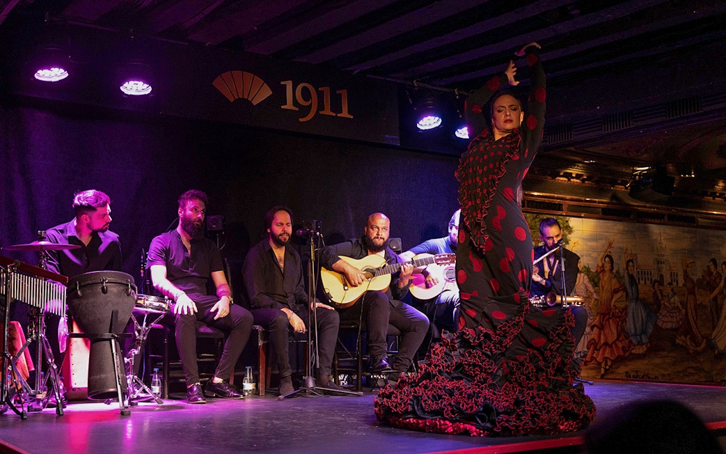 Flamenco dancer performing with musicians at Tablao Flamenco 1911.