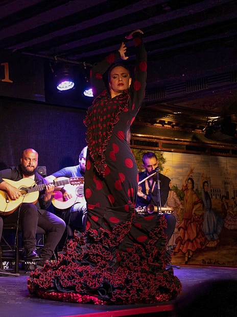 Flamenco dancer performing with musicians at Tablao Flamenco 1911.