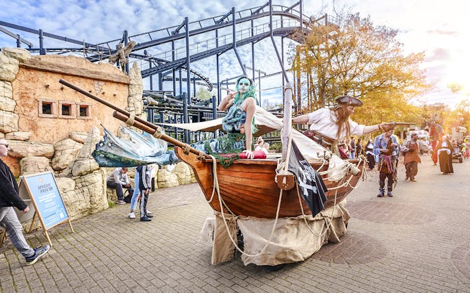 Pirate-themed Halloween parade at Bobbejaanland with costumed performers on a wooden ship float.