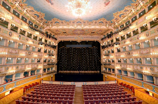 1-times guidet tur på Fenice teater