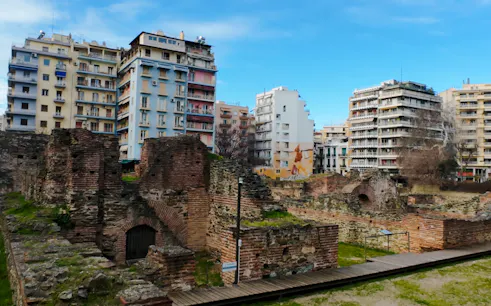 vandretur i thessaloniki i liten gruppe til skjulte barer, med drikke og salte snacks-1