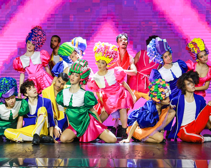 Paradis Latin Family-Friendly Show