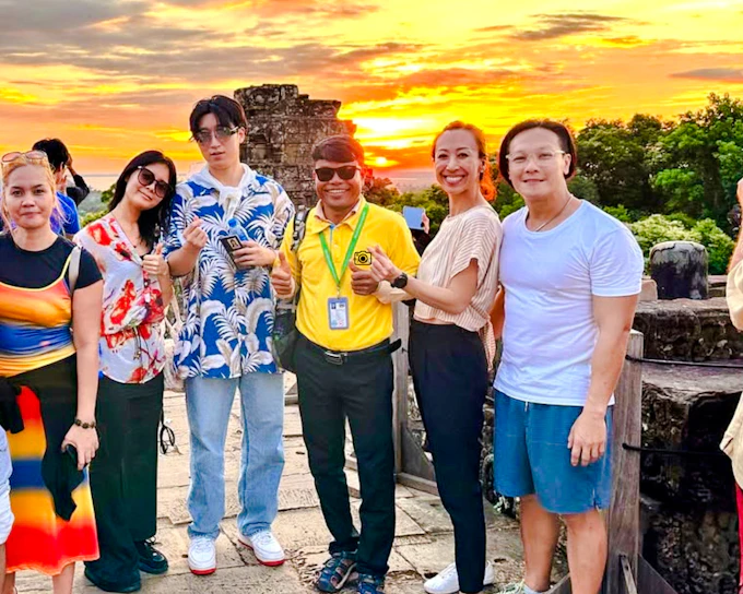 Angkor Wat Sunrise or Sunset Guided Tour with Tickets and Hotel Transfers