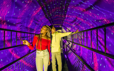 Visitors exploring the Vortex Tunnel at Illuseum Berlin.