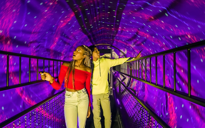Visitors exploring the Vortex Tunnel at Illuseum Berlin.