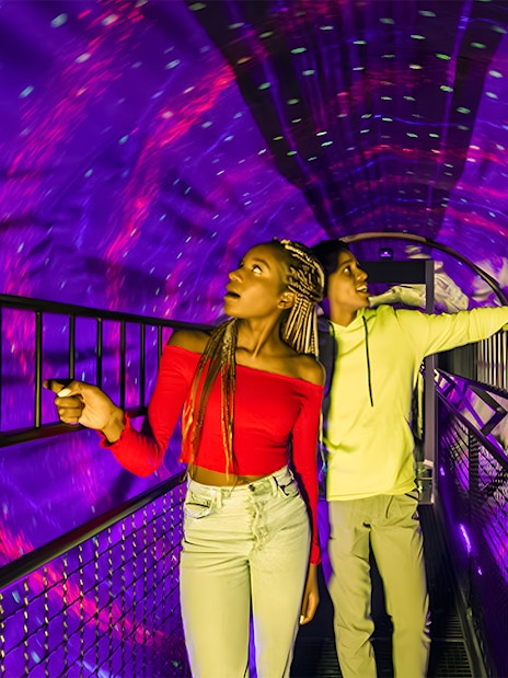 Visitors exploring the Vortex Tunnel at Illuseum Berlin.