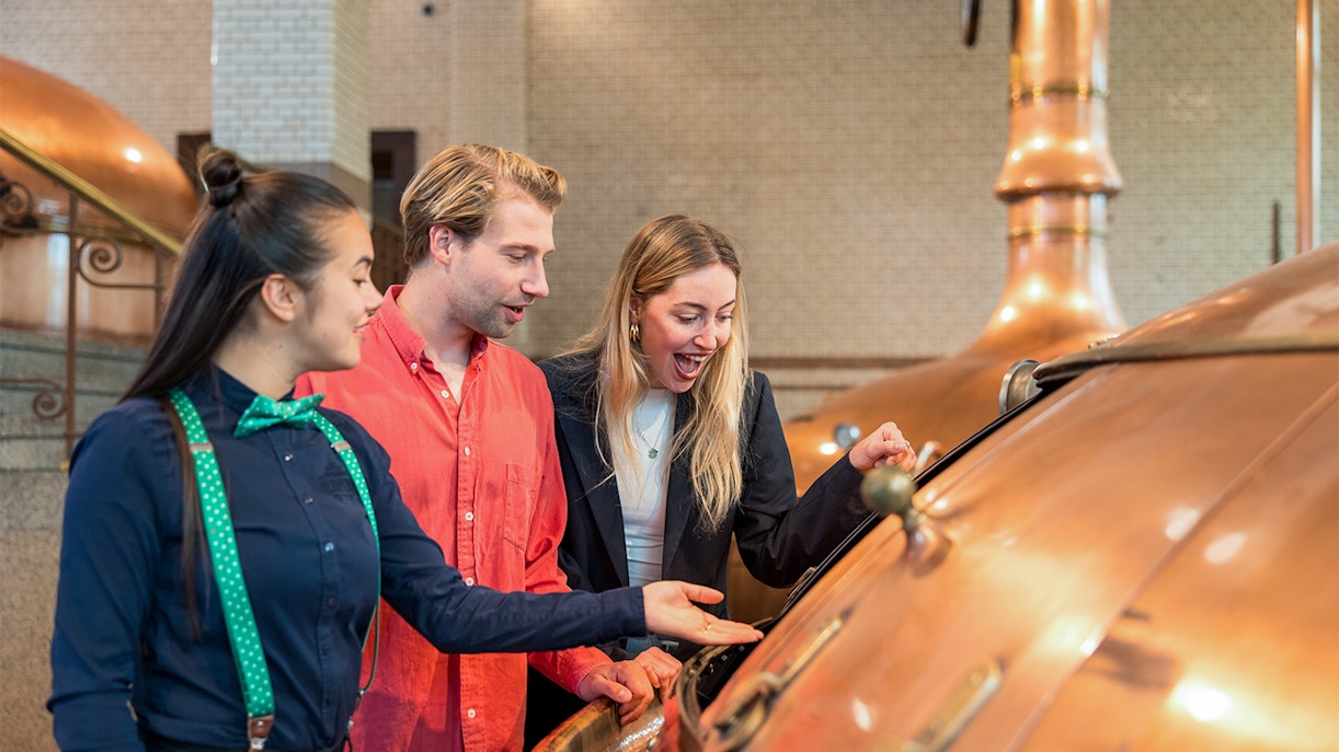 persone all'interno del museo heineken amsterdam