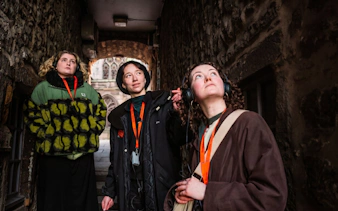 Visitors on the Witches of Edinburgh tour exploring a historic alleyway.