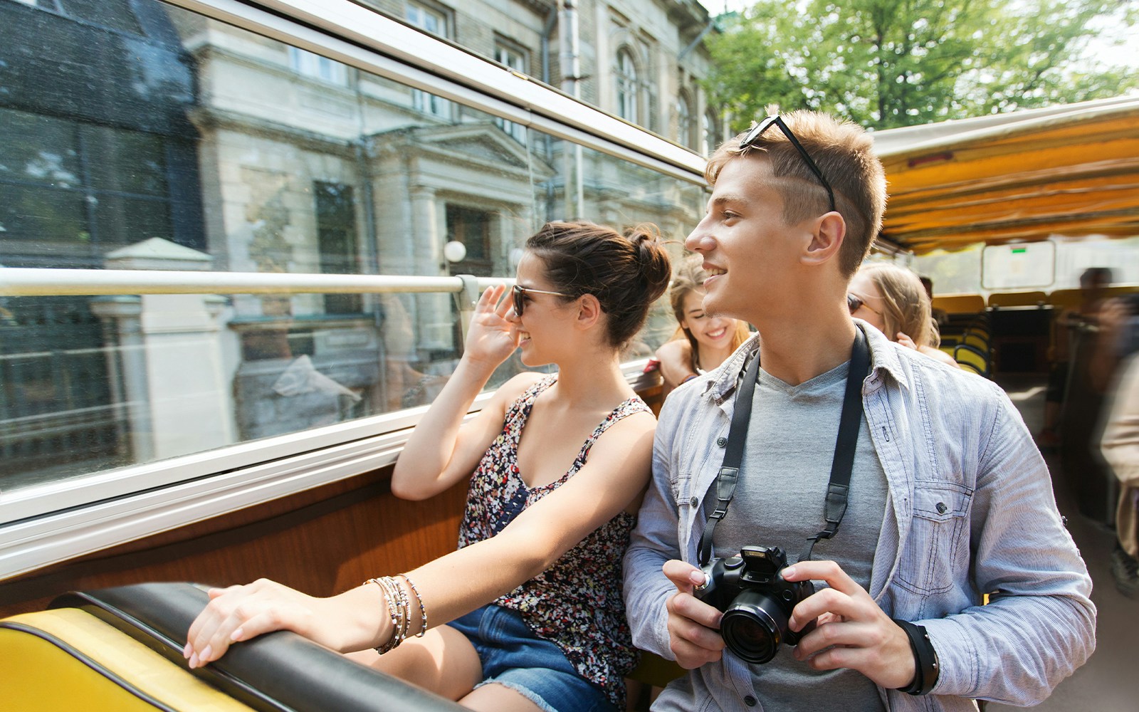 Due persone a bordo di un autobus scoperto