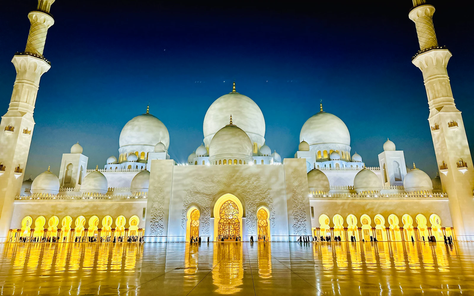 From Dubai: Private Abu Dhabi City Tour with Sheikh Zayed Grand Mosque & Qasr Al Watan