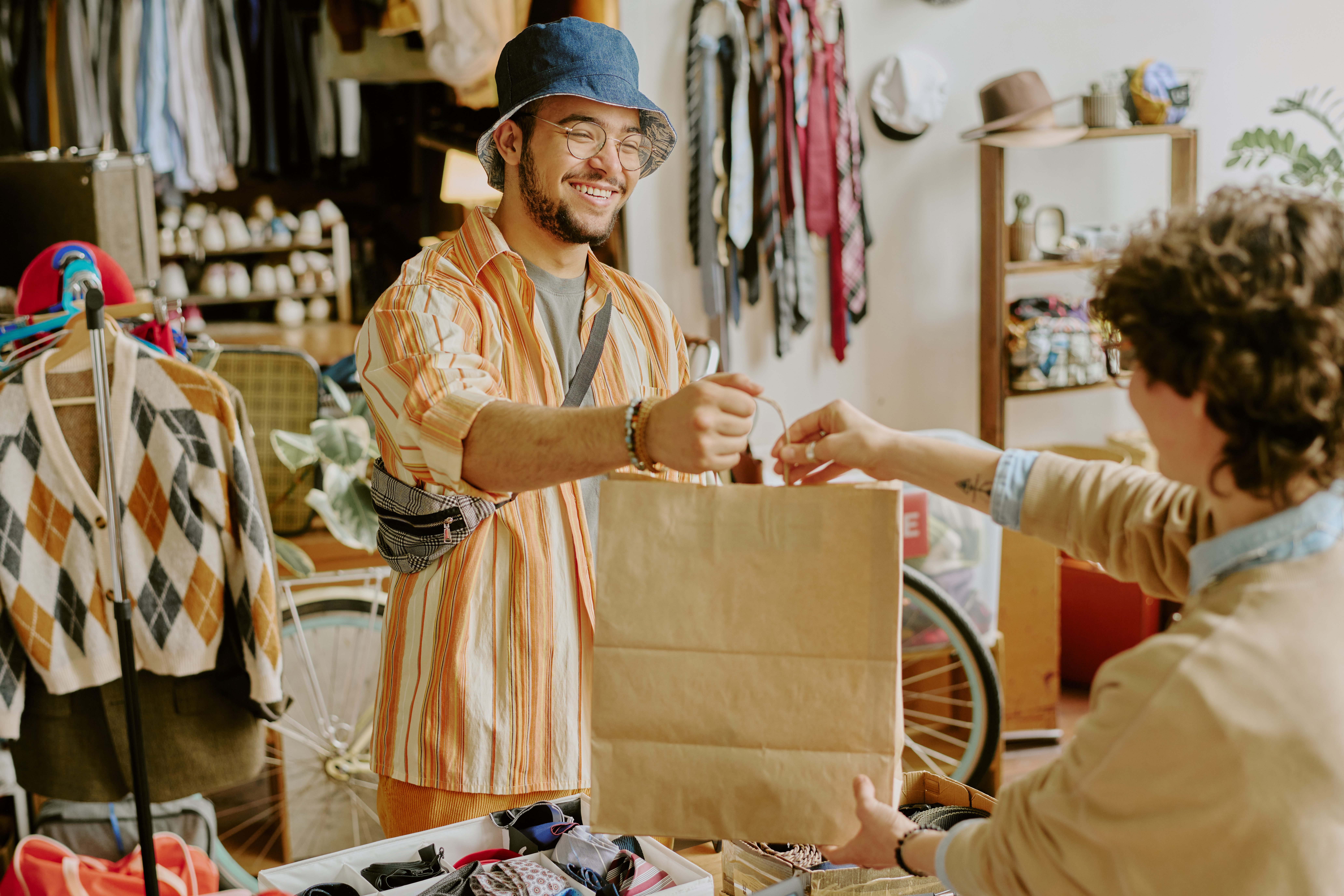 Shopper receiving a bag at Lake Powell Gift Shop.