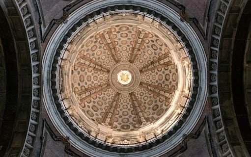 Dome ceiling of the National Palace of Mafra with intricate architectural details.