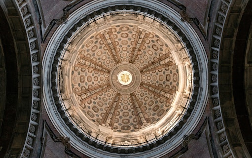 Dome ceiling of the National Palace of Mafra with intricate architectural details.