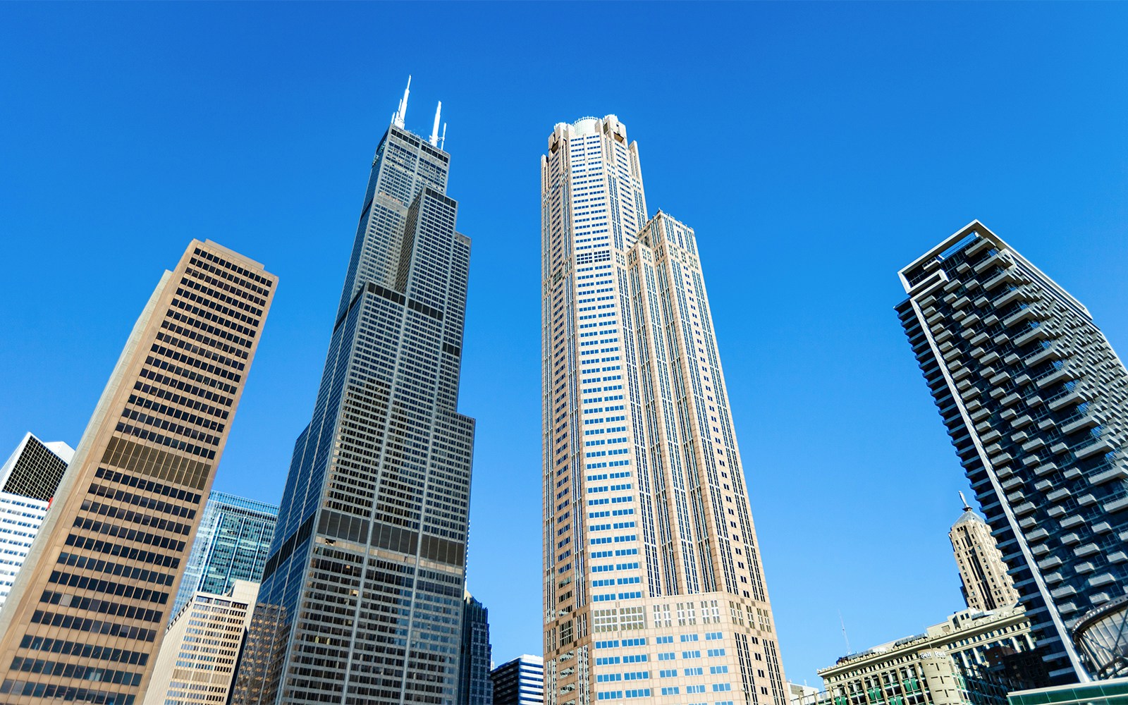 Chicago skyline with prominent skyscrapers along the southbank.