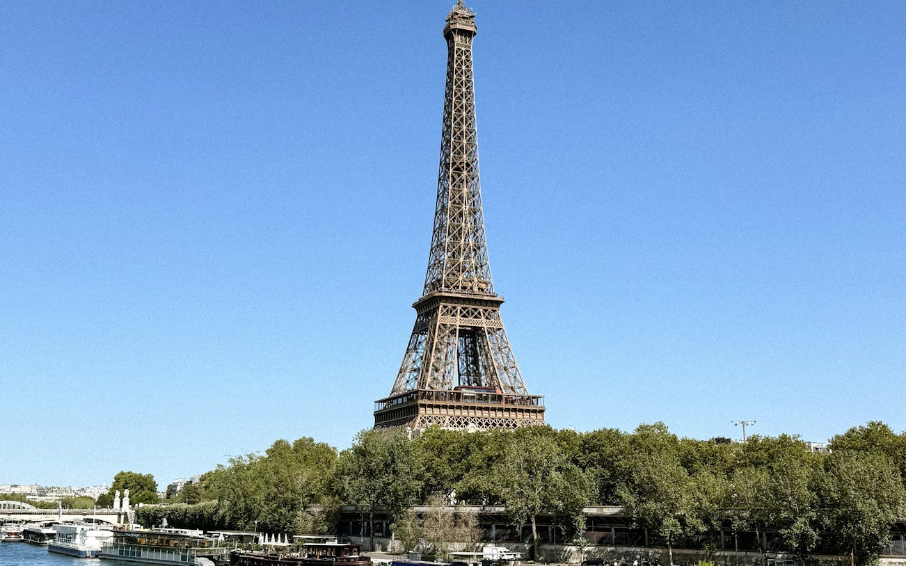 visite guidée du 2e étage de la tour eiffel avec accès prioritaire et billet pour une croisière sur la seine-3
