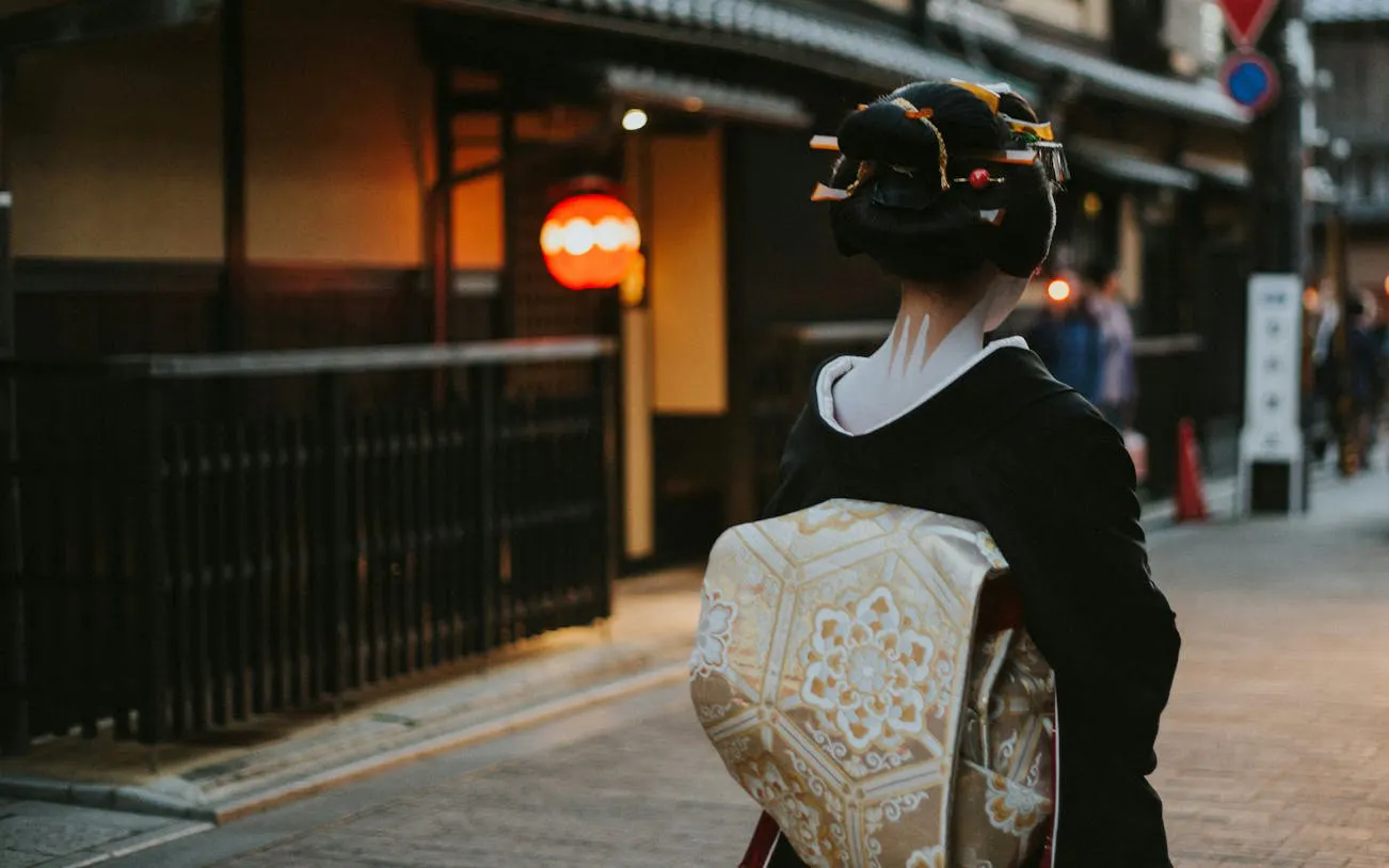 Kyoto Night Walking Tour of Fushimi Inari, Gion, and Izakaya Food Experience Image 6