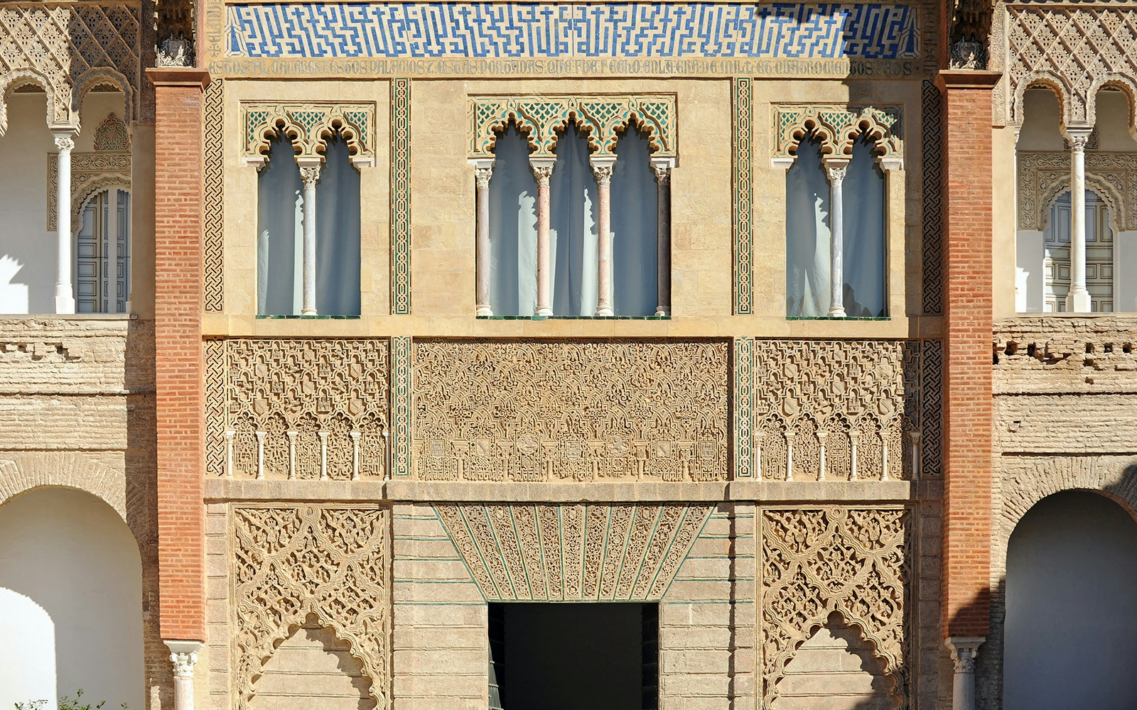 Palacio del Rey Don Pedro courtyard with intricate arches, Alcazar Seville.