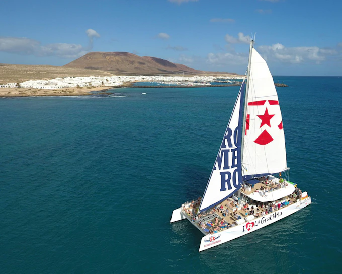 From Lanzarote: La Graciosa Island Cruise with Lunch (Product 54667)