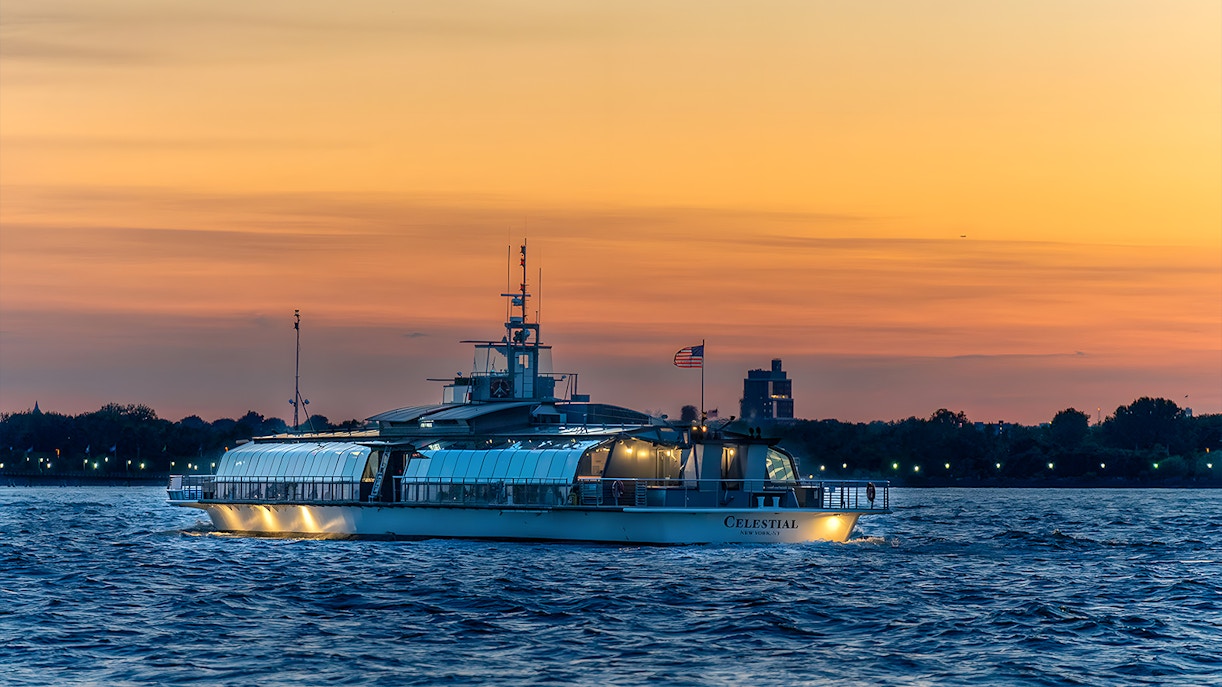 https://cdn-imgix.headout.com/media/images/19eeee9153e71da24cccad3799eba98f-27613-new-york-bateaux-new-york-premier-dinner-cruise-02.jpg