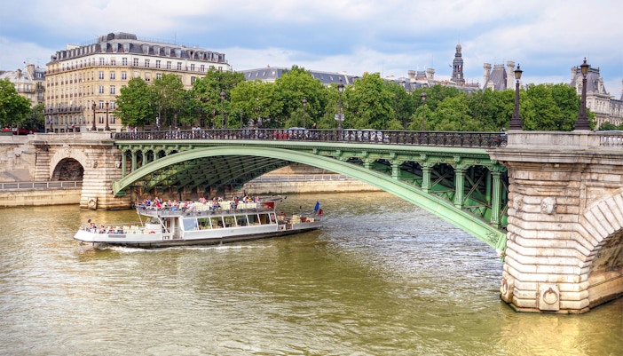 Pont Notre-Dame spanning the Seine River on Île de la Cité, Paris.