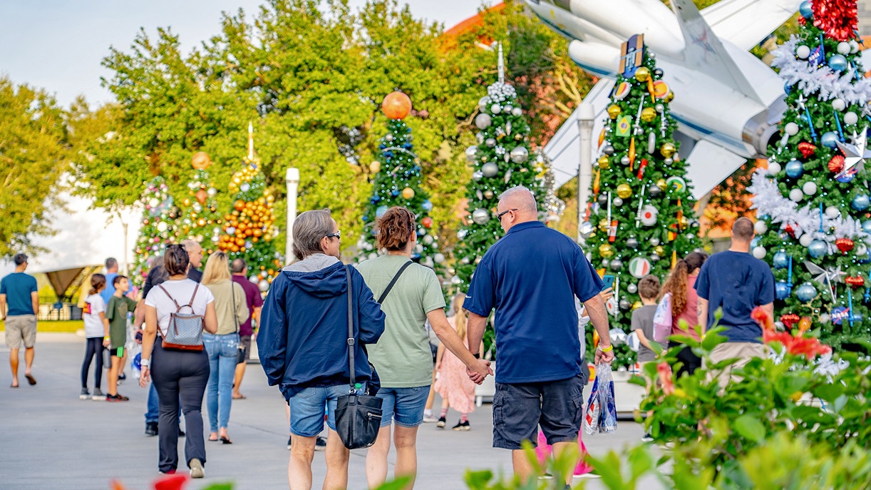 Raket tentoongesteld op het buitenterrein van het Kennedy Space Center, onder een heldere blauwe hemel