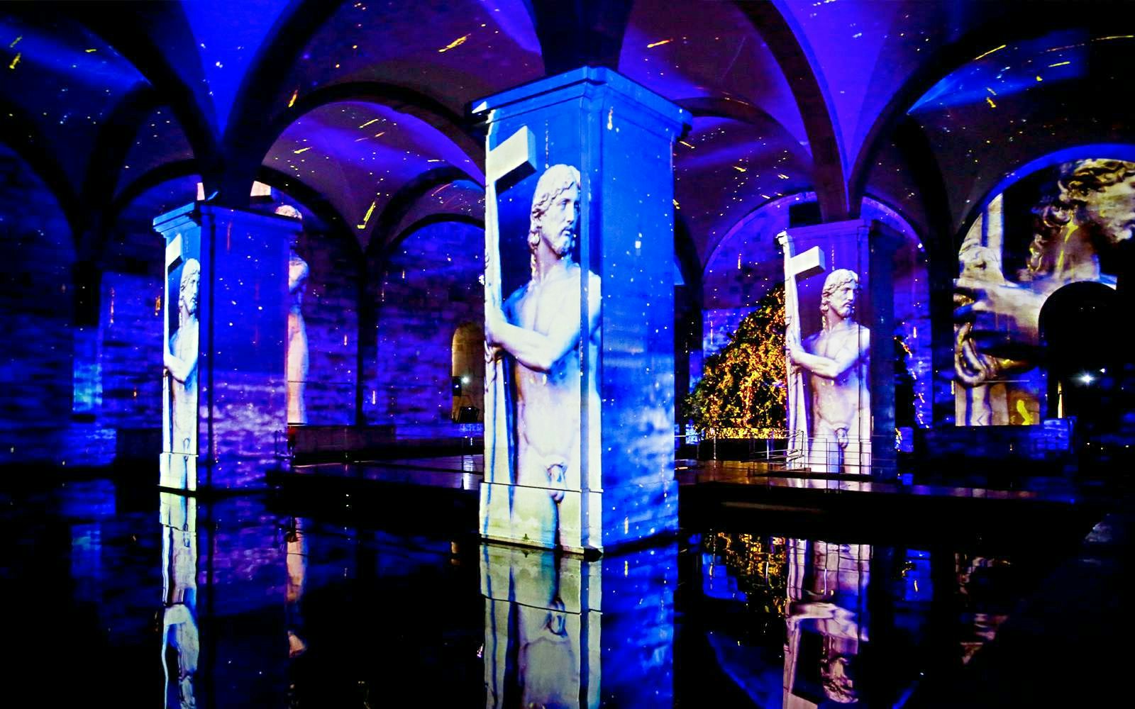 Michelangelo & Da Vinci projections on pillars at immersive show in Lisbon.