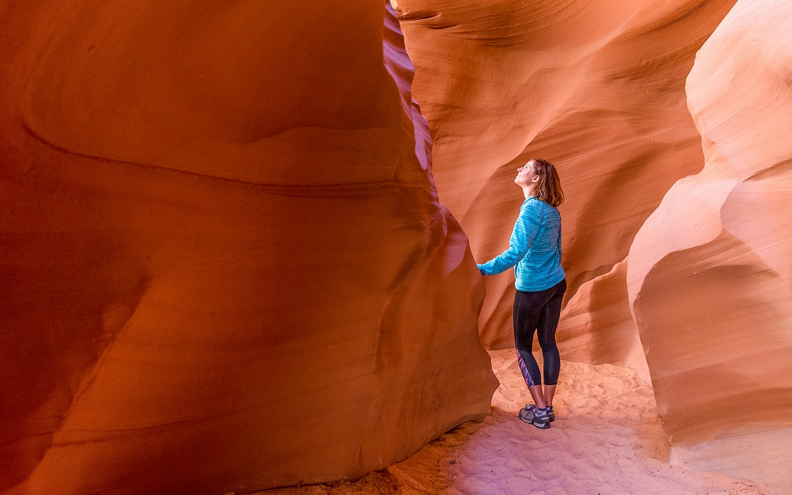 Mujer joven en el cañón del Antílope, Arizona