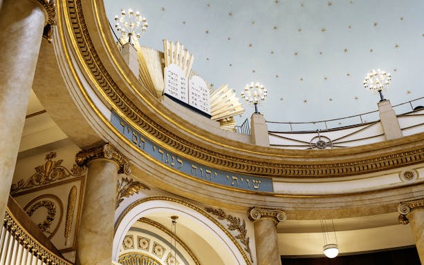 Stadttempel interior with ornate columns and Hebrew inscriptions, Vienna.