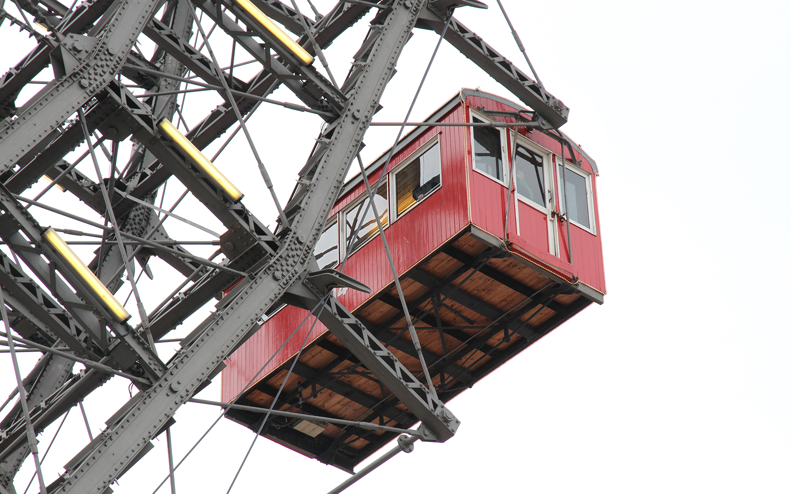 Vennis Ferris Wheel weighs