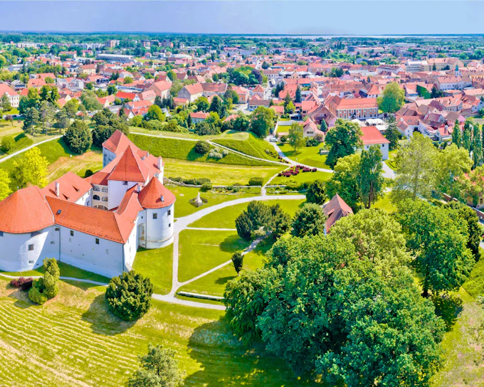 From Zagreb: Trakoscan Castle & Varazdin Guided Day Trip with Walking Tour
