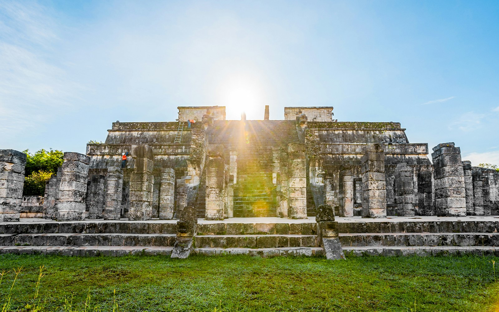 Chichén Itzá temple with sunrise in the background during a guided tour.