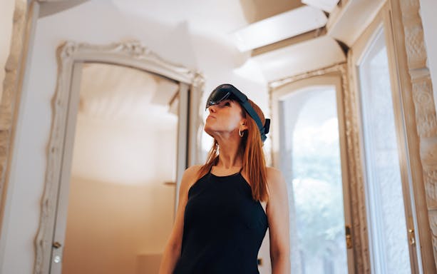 Person experiencing La Pedrera Virtual Tour with VR headset indoors.