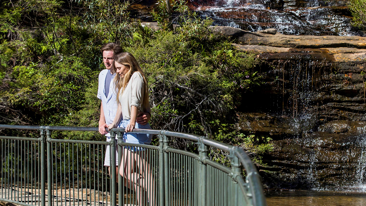 https://cdn-imgix.headout.com/media/images/1b1a0e7cc9b977b4d2be1b6d34a8164f-25119-sydney-blue-mountains-sunset---wilderness-day-trip-from-sydney-07.jpg