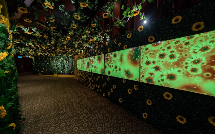 Van Gogh sunflower-themed hallway at Arte Museum exhibition.