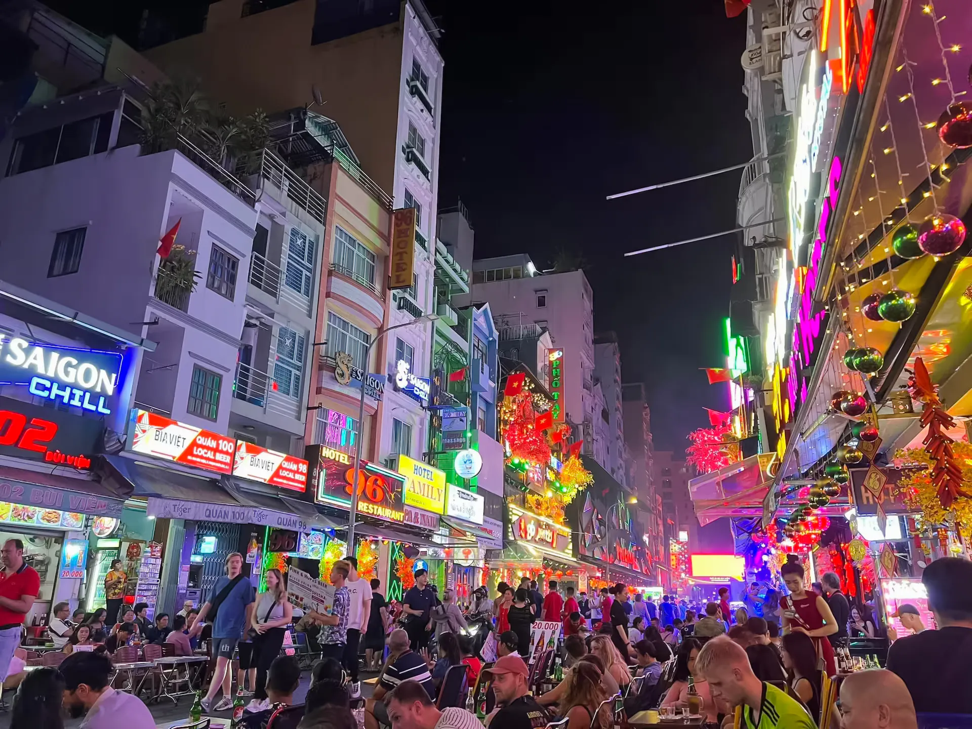 ho chi minh şehri’nde ücretsiz shot’lar eşliğinde bar turu-1