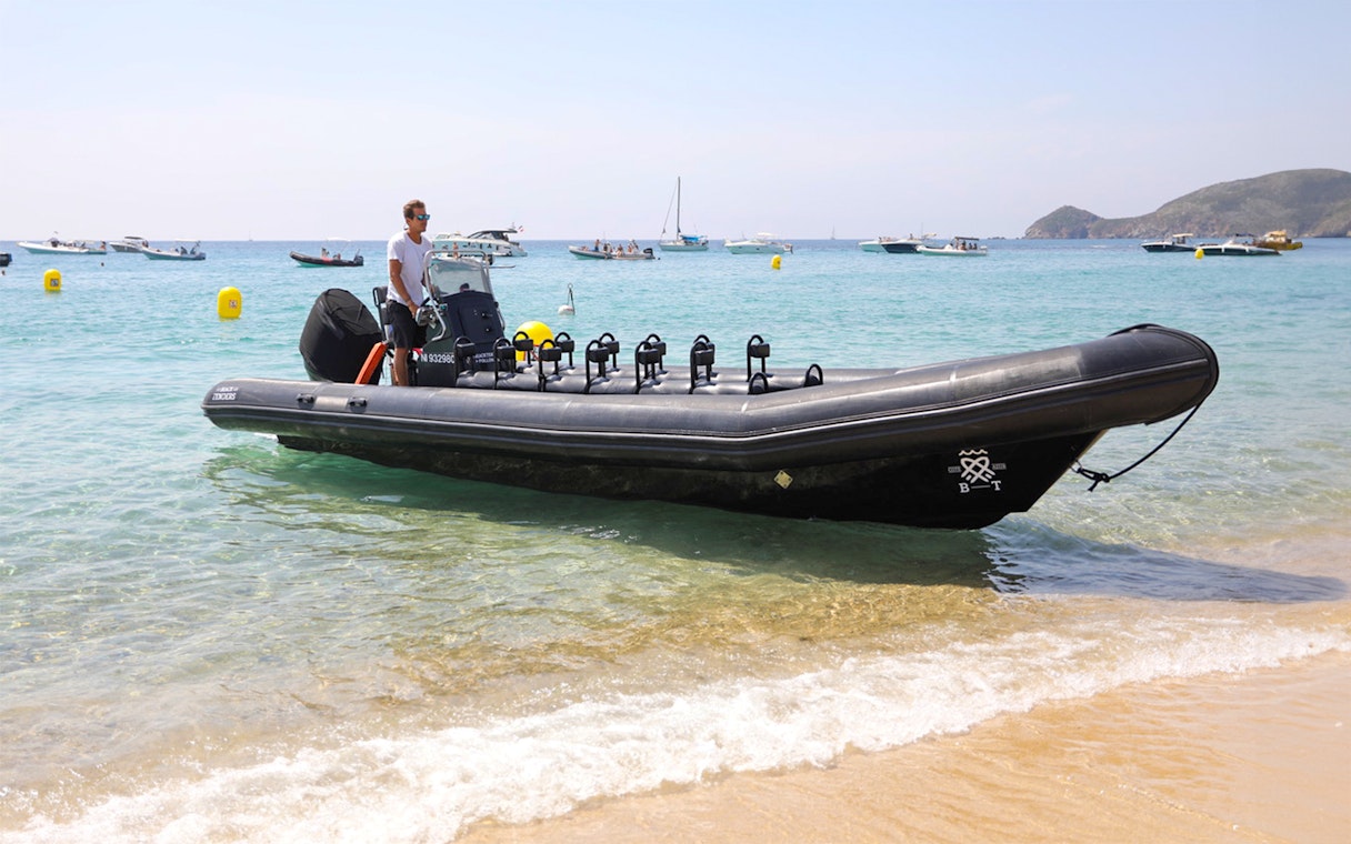 Guided boat tour departing from Cannes to Estérel Natural Park.