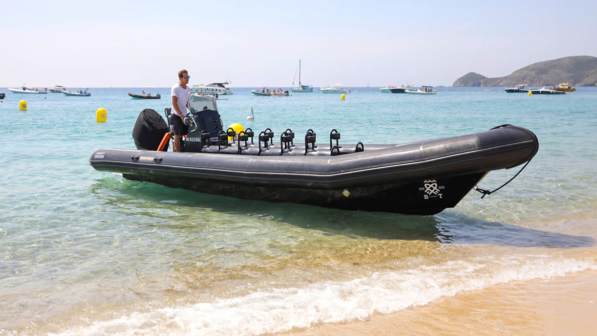Guided boat tour departing from Cannes to Estérel Natural Park.