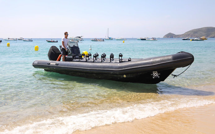 Guided boat tour departing from Cannes to Estérel Natural Park.