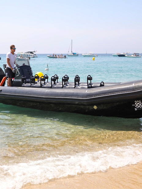 Guided boat tour departing from Cannes to Estérel Natural Park.