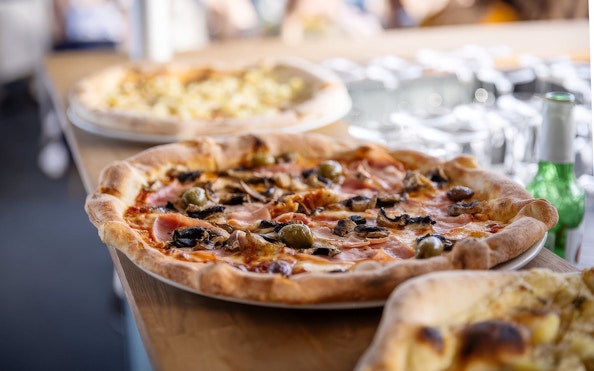 Pizza with olives and mushrooms served on a Stockholm cruise.