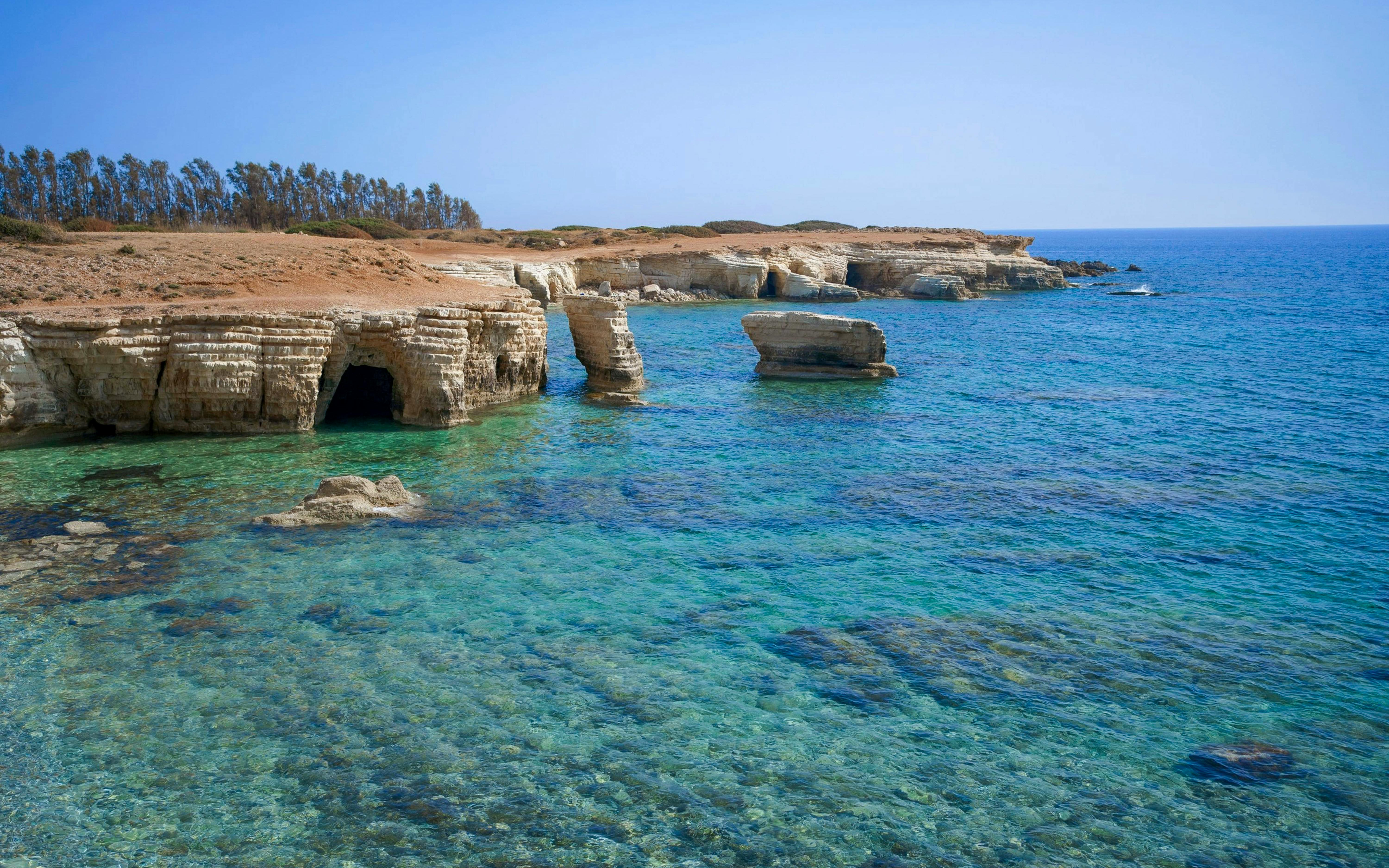 Las cuevas marinas de Peyia