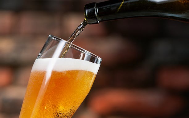 Pouring craft beer into a pint glass on a Kraków walking tour.